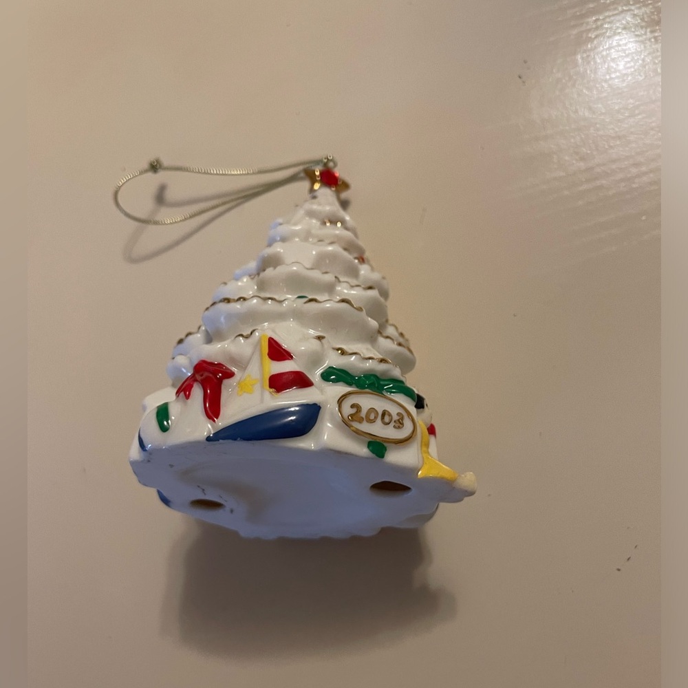 Avon 2003 ceramic Christmas tree ornament - Picture 2 of 2